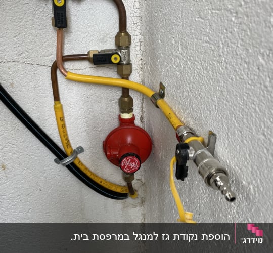 צינורות גז עם שסתומים ומחבר מתכת על קיר